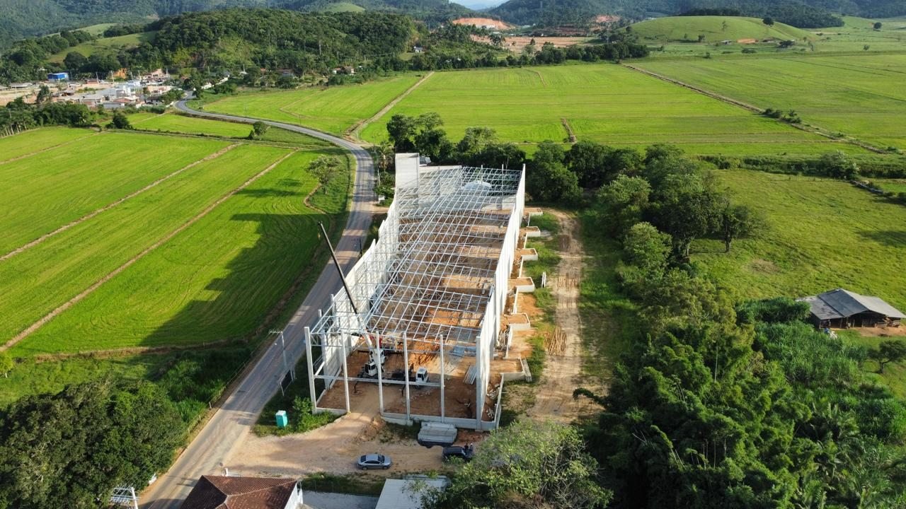 Armazém da Trevo Logística Integrada em construção em Ilhota - SC, vista aérea da estrutura metálica