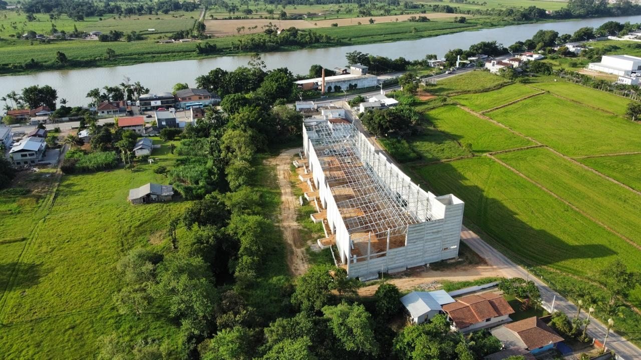 Armazém da Trevo Logística Integrada em construção em Ilhota - SC, vista aérea da estrutura metálica