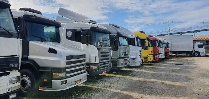 Fileira de cavalos mecânicos da frota do Grupo Trevo estacionados lado a lado