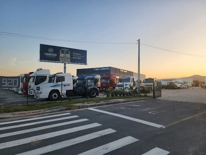 Pátio da Trevo Caminhões com frota organizada, portão de acesso controlado
